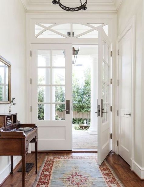 Photo Double Door Entryway, Double Front Doors, Front Doors With Windows, Transom Windows, Front Entry Doors, Classic Home Decor, Glass Front Door, Front Door Design, White Doors