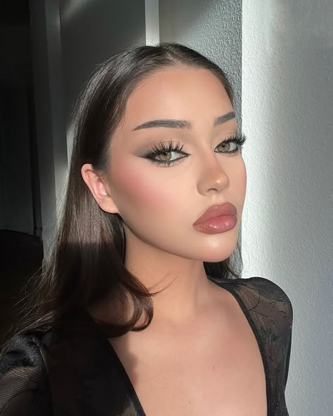 Isa (@isabellrrose) • Instagram photos and videos Dream Face, Maquillage On Fleek, Prom Makeup Looks, Dope Makeup, Makeup Eye Looks, Dark Makeup, Glamour Makeup, Makeup Looks Tutorial, No Eyeliner Makeup