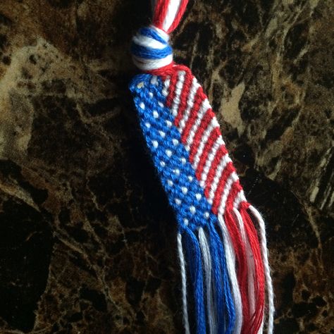 Sweet American flag pattern! Great for Fourth of July! Fourth Of July Bracelet Ideas String, Red White And Blue Friendship Bracelet Pattern, Fourth Of July Bracelet Patterns, 4th July Braclets, Fourth Of July String Bracelets, 4th Of July Bracelets String, Patriotic Friendship Bracelet Patterns, 4th Of July Bracelet Patterns, Usa Bracelet Pattern