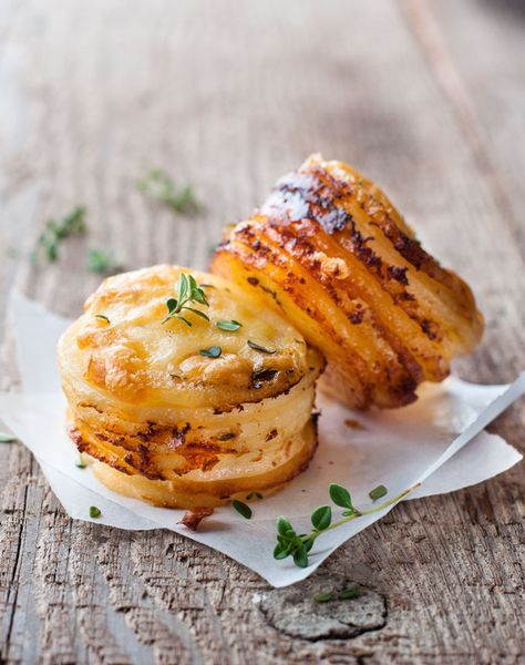 Mini Potato Gratin (Muffin Tin) - great party food, breakfast with eggs or as a side for a fancy dinner. Freezer friendly and easy to make! Potato Gratin Stacks, Stacked Potatoes, Mini Antipasti, Mini Food Appetizers, Cheesy Potato Gratin, Potato Stacks, Mini Potatoes, Bite Size Food, Mini Appetizers