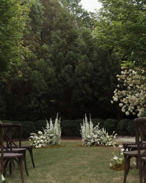 All Posts • Instagram Outside Wedding Ceremonies, Aisle Markers, Minimalist Wedding Decor, Wedding Arch Flowers, Round Tables, Design Editorial, Ceremony Music, Floral Arrangements Wedding, Garden Party Wedding