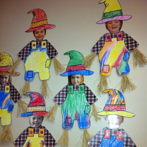 Scarecrow craft with photo - saw something like this in 2nd grade hallway at school Scarecrow Craft, Preschool Crafts Fall, Scarecrow Crafts, November Crafts, K Crafts, Fall Kindergarten, Thanksgiving Preschool, Fall Preschool, Kindergarten Crafts