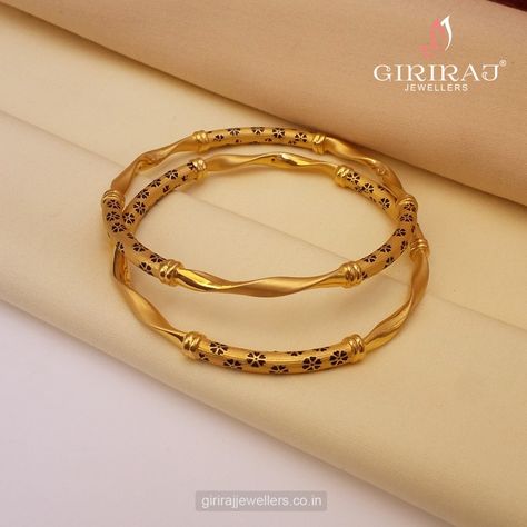 22k Gold Bangles Latest Gold Bangles, Dubai Gold Bangles, 22k Gold Bangles, Solid Gold Bangle, Unique Gold Jewelry Designs, Ladies Bangles, Gold Bangles For Women, Gold Jewelry Outfits, Gold Bangle Set