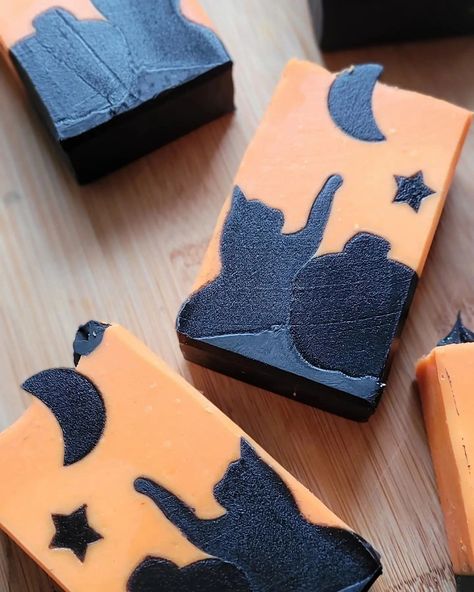 Halloween Soap Cold Process, Halloween Soap Ideas, Soap Design Ideas, Halloween Soap, Soap Design, Soap Melt And Pour, Bath Stuff, Cold Process Soap Recipes, Cupcake Soap