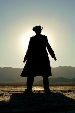 cowboy silhouette Cowboy Gunslinger, Preston Garvey, Arte Cowboy, Turtle Craft, Cowboy Aesthetic, The Dark Tower, Fallout New Vegas, Western Aesthetic, Cowboy Art