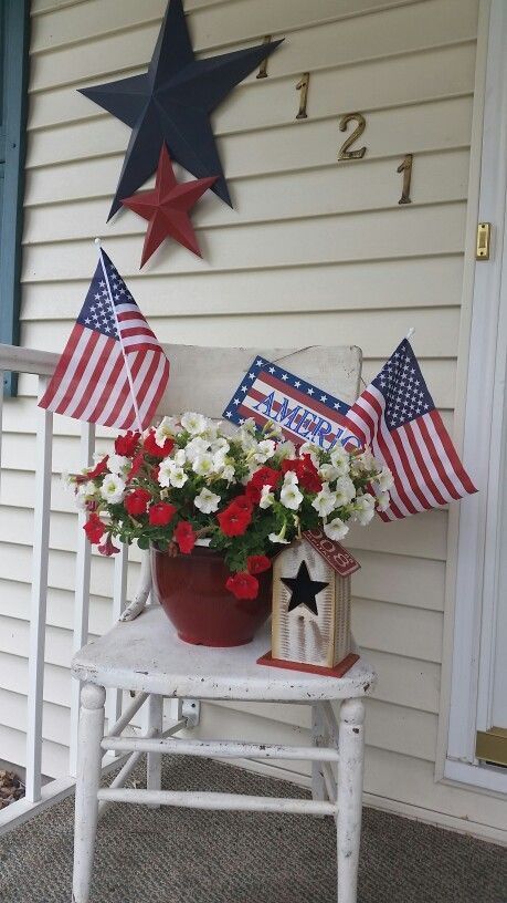 Diy July 4th Decorations, Labor Day Decorations, Patriotic Porch, Balkon Decor, Fourth Of July Decorations, Balkon Design, Fourth Of July Decor, Diy Outdoor Decor, Patriotic Crafts