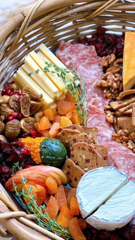 thatcheeseplate on Instagram: That Cheese Basket! Easy to transport and fun to carry around 🧺 Place a round plate at the base of a basket and build your creation.… Fishing Box Charcuterie, Charcuterie Picnic Basket, Diy Meat And Cheese Basket, Bread Cornucopia Charcuterie, Easter Meat And Cheese Tray, Cheese Basket, Easter Charcuterie, Charcuterie Board, Pot Roast