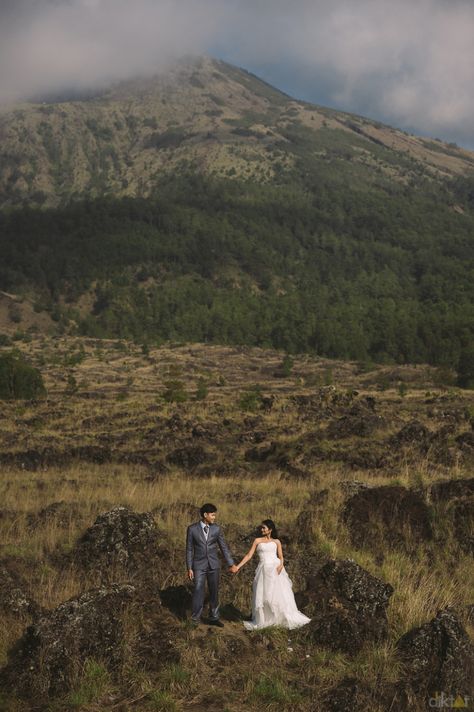 PREWEDDING IN BATUR // KINTAMANI // BALI // THEYVI & AGOES » Diktat Photography Wedding Sunda, Prewedding Bromo, Prewed Outdoor, Kintamani Bali, Learn Graphic Design, Bali Prewedding, Pose Prewedding, Wedding Photo List, Prewedding Photo