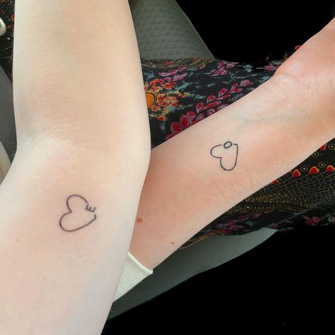 Small Tattoos & Ideas - MATCHING 34 Mom and Daughter Tattoo Models Small Mother Daughter Tattoos Matching, Mum And Daughter Tattoo, Small Wave Tattoo, Mom Daughter Tattoos, Small Matching Tattoos, Tato Jari, Couples Tattoos, Daughter Tattoo, Matching Couple Tattoos