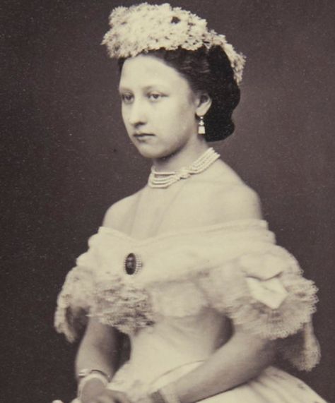 Princess Louise of the United Kingdom, later Duchess of Argyll, as a bridesmaids at her sister, Princess Alice’s wedding. 1861. Louise Duchess Of Argyll, Duchess Of Argyll, Queen Victoria's Daughters, Victoria's Children, Duke Of Argyll, Queen Victoria Children, Pictures Of Princesses, Queen Victoria Family, Queen Victoria Prince Albert