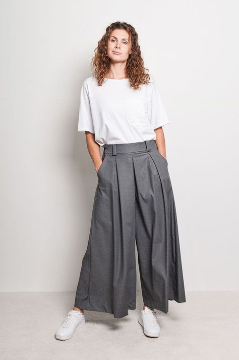 Hakama Trousers, Japanese Pants, Hakama Pants, Japanese Traditional Clothing, Traditional Clothing, Box Pleats, Street Style Looks, Japan Fashion, Low Waist