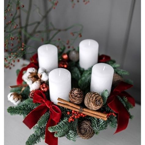 Advent Wreath 2023, Advent Centerpiece Ideas, Dining Table Candle Decor, Advent Table Decorations, Advent Candles Ideas, Adventes Vainags, Table Candle Decor, Christmas Advent Candles, Dining Table Candle