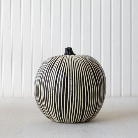 Ways To Paint A Pumpkin, Paint A Pumpkin, Painted Pumpkin Ideas, Minimalist Halloween, Chalk Lettering, Painted Pumpkin, Creative Pumpkins, Pumpkin Party, Pumpkin Decor