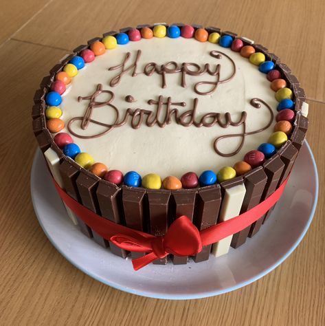 Kitkat cake. Red velvet sponge Kitkat Chocolate Cake Birthday, Kitkat Birthday Cake, Kitkat Cake Decoration, Kitkat Cake Design, Kitkat Cake Ideas, Chocolate Kit Kat Cake, Mini Eggs Cake, Simple Birthday Cake Designs, Farewell Cake