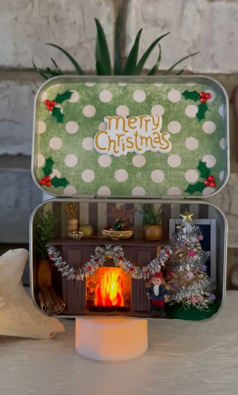 Altered Tins Christmas, Tin Box Miniature, Altered Tins Ideas, Altoid Tin Ideas Diy, Tin Box Crafts, Altar Tin, Altoid Tin Ideas, Easy Gift Baskets, Christmas Bookshelf