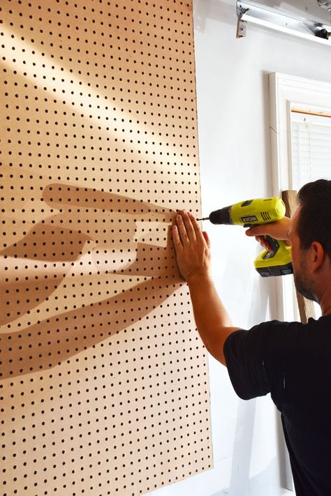 Peg Board In Garage, Diy Garage Pegboard, Garage Organization Ideas Pegboard, Indoor Tool Organization, Workshop Pegboard Organization, Garage Pegboard Ideas, Pegboard Garden, Garage Pegboard Organization, Garage Refresh