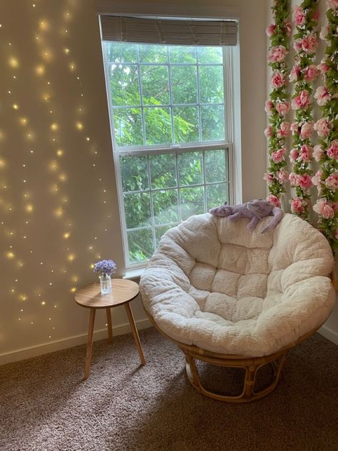 Book Nook Apartment Small Spaces, Kawaii Reading Corner, Cute Couch For Bedroom, Comfy Room Corner, Hangout Room Decor Ideas, Comfy Bedroom Ideas Aesthetic, Chairs For Small Bedrooms, Hangout Room Ideas Aesthetic, Small Hang Out Room Ideas