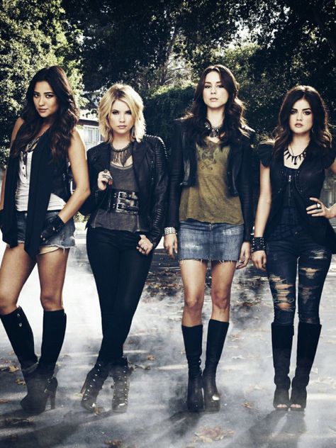 Understated Fashion, 2010 Outfits, Teen Wolf Fashion, Pretty Little Liars Outfits, Pll Outfits, Pll Fashion, Pretty Little Liars Fashion, Character Inspired Outfits, Fashion Top Outfits