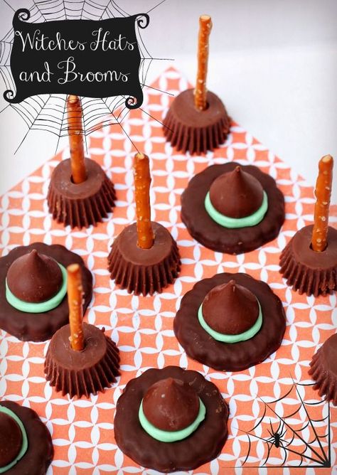 Impress the kids with this super simple Halloween food craft. Witches Hats and Broom Sticks using Reeses Peanut Butter Cups, Hershey Kisses, Pretzels and Grasshopper Cookies. So FUN! reallifedinner.com Grasshopper Cookies, Halloween Food Crafts, Postres Halloween, Halloween Food Appetizers, Witches Hats, Easy Halloween Food, Halloween Food Treats, Bonbon Halloween, Halloween Treats Easy