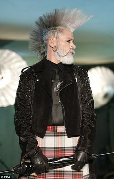 Who says punk is for kids? A handsome elderly model sports grown out beard and sculpted Spartan mohawk hairstyle Cultura Punk, Ageing Gracefully, Estilo Punk Rock, Mohawks, Men In Kilts, Punk Hair, Advanced Style, New Rock, Estilo Punk