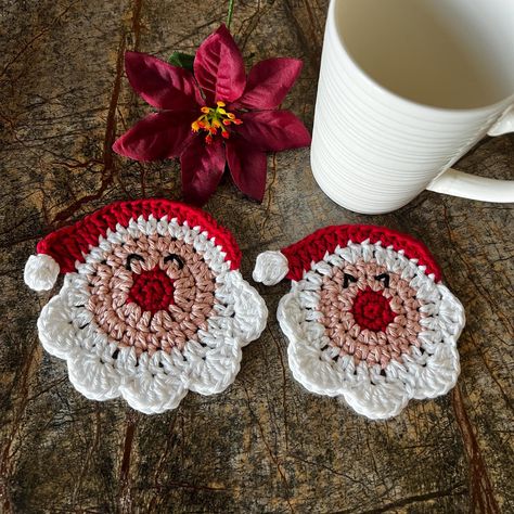 Santa Coasters Crochet, Crochet Christmas Gifts For Coworkers, Crochet Christmas Decor Ideas, Crochet Christmas Items, Crochet Christmas Gifts Ideas, Gifts To Crochet For Friends, Crochet Coasters Christmas, Crochet Ideas For Christmas, Christmas Crochet Coasters