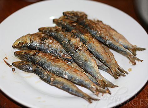 Tuyo - refers to salted dried fish (usually herring). It is good served with sliced tomatoes on the side. Fish Recipe Filipino, Salt Fish Recipe, Herring Fish, Salted Fish, Peach Kitchen, Dried Fish, Special Dishes, Fruit Pastries, Garlic Fried Rice