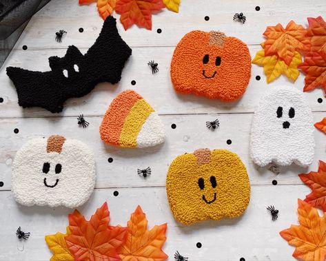 Halloween decor! Pumpkins, bats, ghosts and candy corn!👻🎃🦇🐈‍⬛ Decor Pumpkins, Rug Tufting, Needle Embroidery, Punch Needle Patterns, Punch Needle Embroidery, Needle Punch, Diy Rug, Needle Work, Hallows Eve