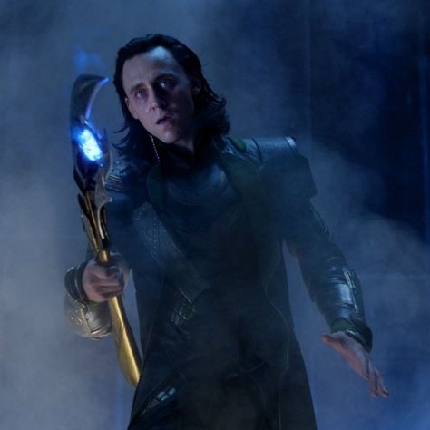 Loki Scepter, Loki Gif, Avengers Black Widow, Tom Hiddleston Funny, Shakespeare In The Park, Avengers 2012, Loki Avengers, Oki Doki, Crimson Peak