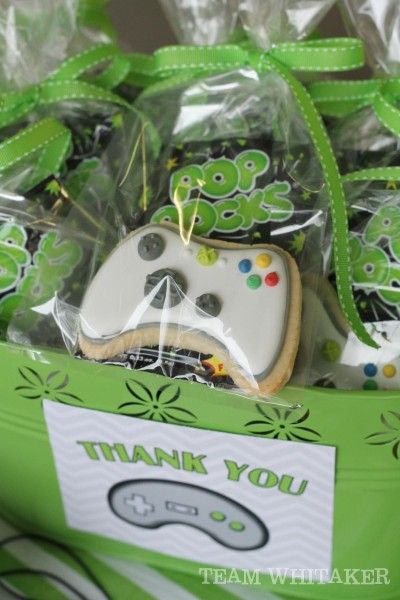 Time to get your game on. This video game birthday party has activities, creative (and tasty!) favor ideas and a rockin' dessert table. Halo Birthday Parties, Gamers Party Ideas, Xbox Birthday Party, Game Truck Birthday Party, Xbox Party, Video Game Party Favors, Deco Gamer, Cake Furniture, Video Game Birthday Party