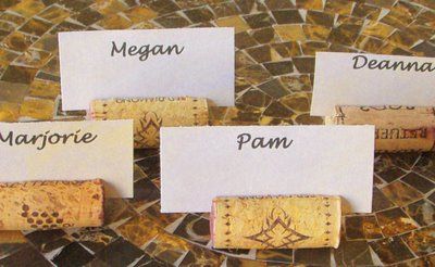 Crafts a la mode : Awesome and Fun DIY Cork Projects Cork Place Cards, Cork Place Card Holders, Rustic Party Favors, Wine Cork Place Card Holder, Card Holder Diy, Leftover Wine, Wine Cork Projects, Cork Crafts Diy, Wine Cork Diy