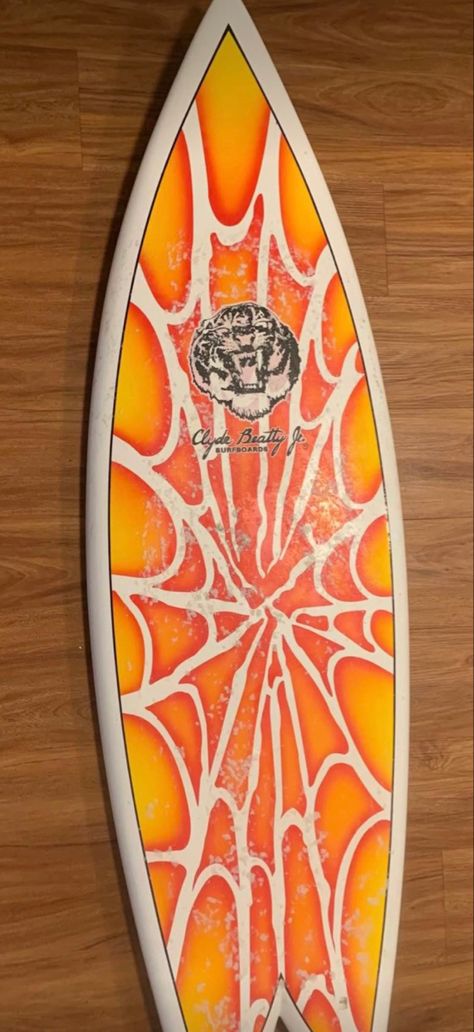 Cool Surfboards, Surf Board Designs Surfboard Art, Aesthetic Surfboard Design, Surf Board Designs Surfboard Art Paint, Surfer Board Design, Custom Surfboard Design, Orange Surfboard, Surfboard Art Design, Vintage Surfing