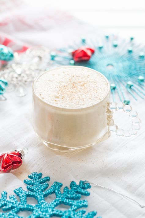 Coconut Milk Eggnog: this dairy-free version of the classic Christmas drink uses creamy, thick, and rice coconut milk. Paleo Christmas, Rice Coconut, Paleo Drinks, Pinterest Christmas, Christmas Drink, Eggnog Recipe, Paleo Sweets, Egg Nog, Milk Shakes