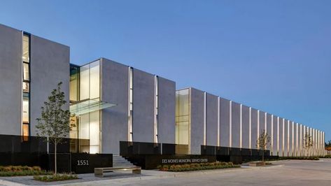 Neumann Monson completes building for Des Moines municipal services Factory Facade Design, Warehouse Facade, Industrial Building Design, Factory Facade, Warehouse Architecture, Industrial Facade, Factory Architecture, Modern Factory, Arsitektur Masjid