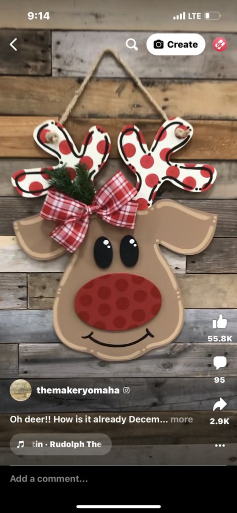 Snowman Face Door Hanger, Reindeer Faces On Wood, Diy Reindeer Decorations, Reindeer Door Hanger, Reindeer Faces, Holiday Paintings, Reindeer Crafts, Country Craft Ideas, Reindeer Diy