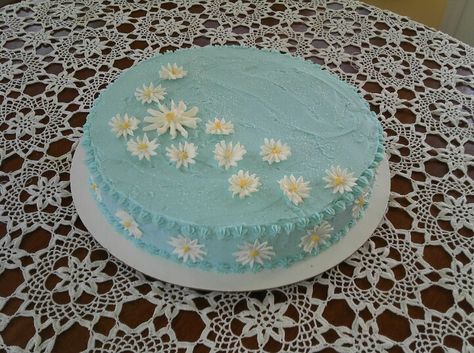 Single layer cake with daisies Simple Single Layer Cake, Single Layer Birthday Cake, Cake With Daisies, Single Layer Cake, Single Layer Cakes, Daisy Cakes, Baking Stuff, Spring Cake, Simple Cake