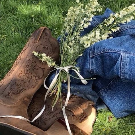 favorite things: boots, flowers and denim 💕 #honeydarlingboutique #westernaesthetic #countrygirl #smallboutique #selfcaresunday #stylesunday #salessunday #sundayspecial #sundayshopping #boutiquefashion #boutiquestyle #shopsmall #shoplocal #fashiontrends #instafashion #styleinspo #whatiwore #fashionaddict #outfitoftheday #lereve #tiktopshop #trending Boots Flowers, Foto Cowgirl, Miley Stewart, Cowboy Romance, Country Summer, Western Life, Cowgirl Aesthetic, Western Aesthetic, Western Girl