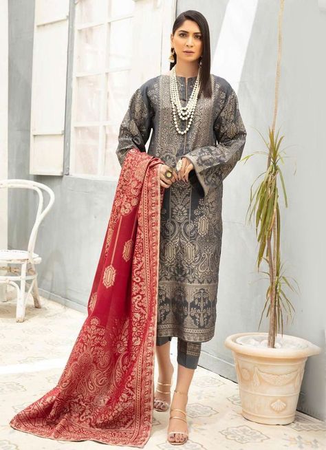 Smart grey kurta with jaquard gold weave creates a fresh look on the traditional Pakistani outfits, Teamed with grey linen trousers and a contrasting jaquard dupatta. Cotton Pakistani Suits, Contrast Dupatta, Grey Kurta, Jacquard Suit, Lawn Design, Pakistani Street Style, Velvet Style, Embroidered Chiffon, Pakistani Suits