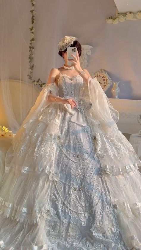 Victorian Ball Gowns, Gaun Abad Pertengahan, Lolita Outfit, Old Fashion Dresses, Royal Dresses, Princess Ball Gowns, Fantasy Gowns, Pretty Prom Dresses, فستان سهرة