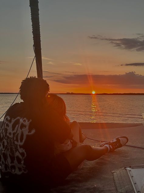 Couple seeing sunset on boat sunset view couple picture idea Cute Aesthetic Sunset, Aesthetic Sunset Pictures, Couple Sunset, Watching Sunset, Boat Sunset, Couple Picture, Love Wishes, Back Pictures, Love Boat