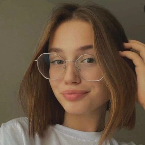 Glasses For Oval Faces, Short Hair Glasses, Glasses For Round Faces, Cute Glasses Frames, Classy Glasses, Glasses Frames Trendy, Fancy Glasses, Glasses Inspiration, Girl Oc