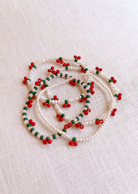 DIY Beaded Cherry Bracelet - Honestly WTF Cool Bead Bracelet Patterns, Cherry Bead Pattern, Easy Beads Accessories Ideas, Beaded Jewellery Diy, Bead String Bracelet, Things To Do With Beads Diy Projects, Cherry Bracelet Tutorial, Cherry Beads Tutorial, Cherry Beaded Bracelet