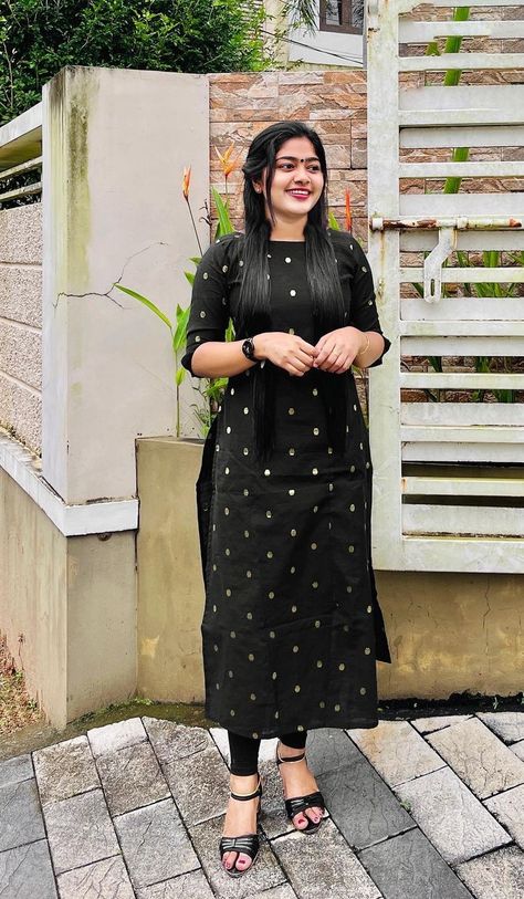 Latest churidar design Black Simple Kurti, Simple Black Kurti Designs, Kurti Models For Stitching, Black Kurti Outfit, Black Kurti Design, Chudi Designs, Chudidhar Designs, Plain Kurti Designs, Simple Kurtis