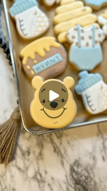 Baby Shower Cookies Neutral, Bee Onesie, Pooh Bebe, Baby Bottle Cookies, Baby Boy Cookies, Onesie Cookies, Pot Cookies, Winnie The Pooh Honey, Disney Cookies