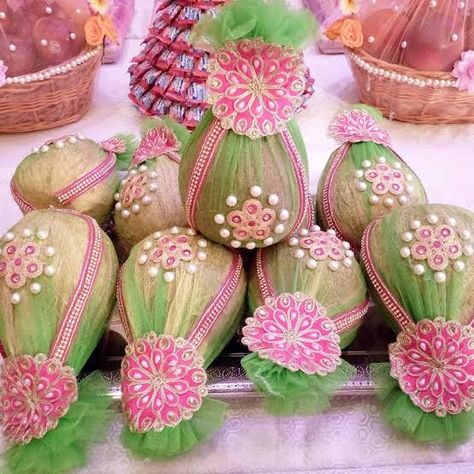 Coconut Decoration For Engagement, 1st Birthday Decorations Girl, Diy 1st Birthday Decorations, Coconut Decoration, Adult Birthday Decorations, Bangle Ceremony, Wedding Gift Hampers, Thali Decoration Ideas, Homemade Home