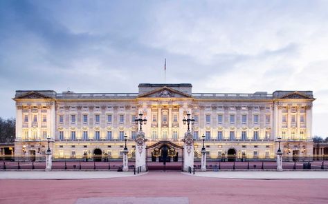 Take a Look Inside Buckingham Palace Before the $455-million Renovation B13 Nissan, Buckingham Palace London, London Residence, The Royal Palace, Clarence House, British Royal Families, Royal Residence, Windsor Castle, Royal Palace