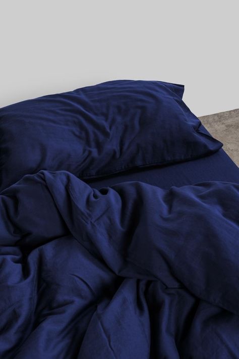 Dark Blue Sheets Aesthetic, Cozy Bed Sheets, Dark Bed Sheets, Dark Blue Bed, Dark Blue Bedding, Room Decor Navy Blue, Navy Blue Room, Dark Blue Room, Navy Blue Bed