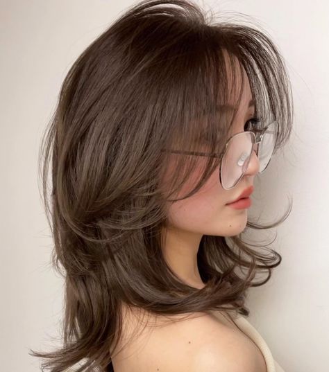 Korean Hairstyles, Layered Haircuts For Medium Hair, Medium Long Hair, Haircuts For Medium Hair, Haircuts Straight Hair, 짧은 머리, Haircuts With Bangs, Shoulder Length Hair, Medium Length Hair Cuts