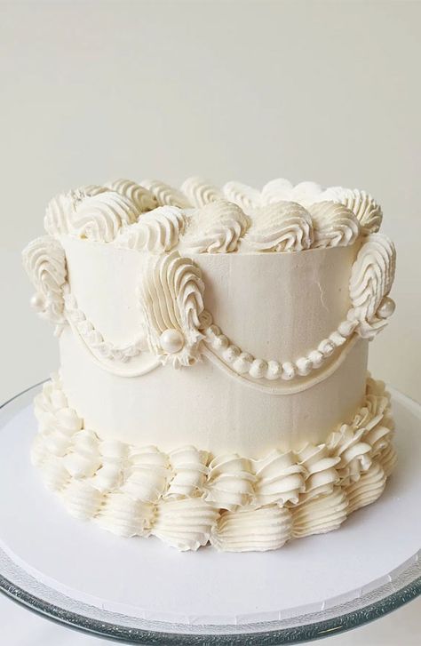 White Frosted Cake Decoration, 6 Inch Buttercream Cake, Buttercream Cake Vintage, 6 Inch Vintage Cake, White Frosting Cake Decoration, Piped Wedding Cake Buttercream, White Piped Cake, Vintage Cake Frosting, Simple Lambeth Cake