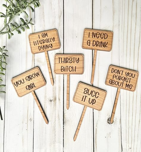 Plant Signs Funny, Funny Plant Stakes, Funny Plant Markers, Plant Signs Diy, Funny Plant Sayings, Funny Garden Signs, Plant Sticks, Plant Accessories, Plant Signs