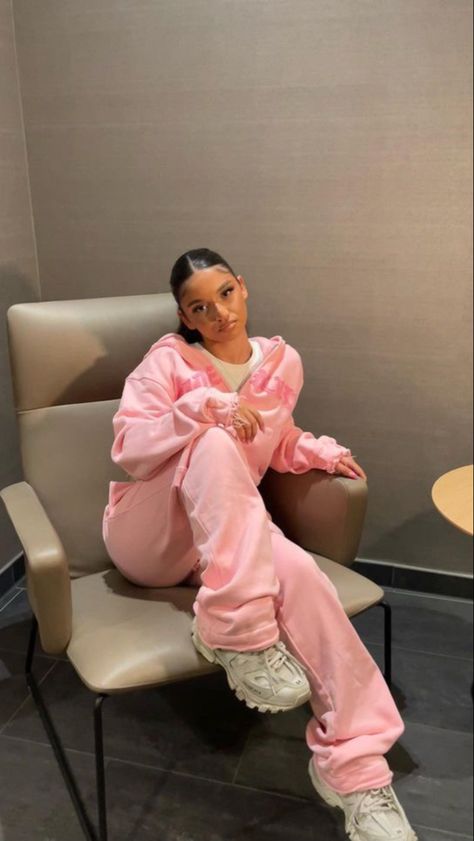 All Pink Outfits Black Women, Green Pink Outfit Aesthetic, Track Suit Outfits Women, Pink Sweatsuit Outfits, Pink Outfits Streetwear, Girly Streetwear Fashion, Pink Tracksuit Outfit, Pink Sweats Outfit, Spider Clothing